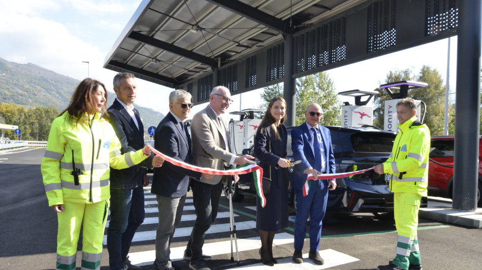 Inaugurata la prima stazione autostradale solo elettrica