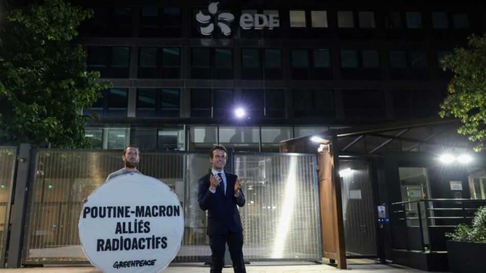 La statue de Macron "empruntée" par Greenpeace de retour au musée Grévin 