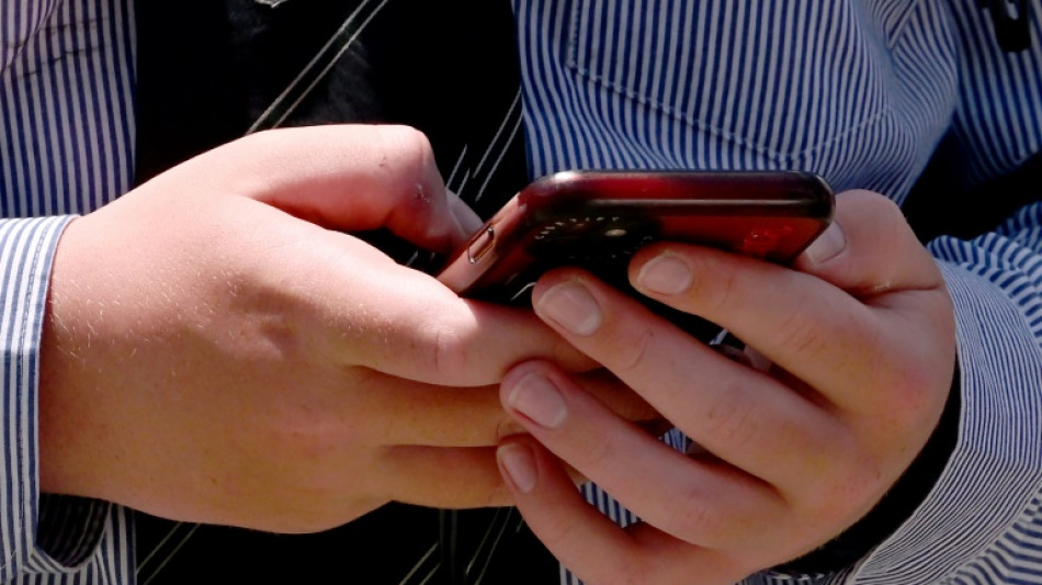 Nouvelle-Zélande: le Premier ministre veut interdire les réseaux sociaux aux moins de 16 ans