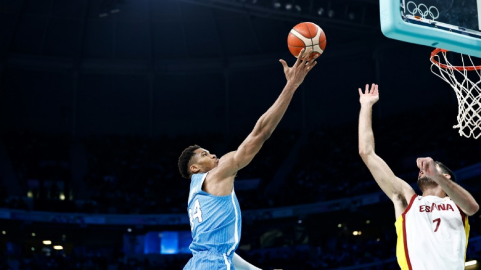 Espa&ntilde;a sobrevive a 'Anteto' y renace en el torneo de b&aacute;squet masculino