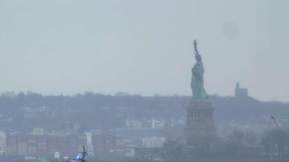 Six morts, dont trois enfants, dans le crash d'un hélicoptère dans le fleuve de New York