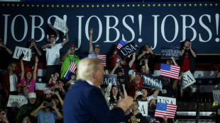 "Un trabajo estupendo": Trump celebra entre vítores 100 días de gobierno