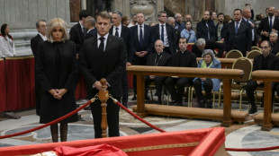 Emmanuel Macron s'est recueilli devant la dépouille du pape 