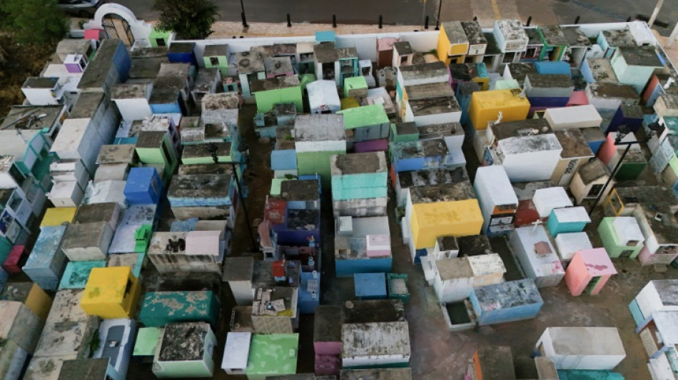 En México, antes del Día de Muertos los difuntos se bañan bajo el sol