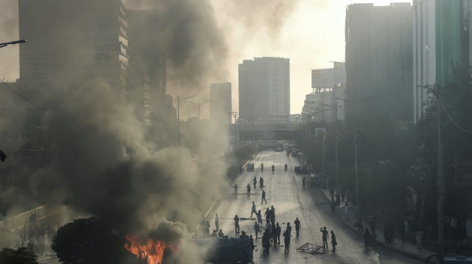 Ex-premi&ecirc; do Paquist&atilde;o permanece em pris&atilde;o provis&oacute;ria em meio a protestos