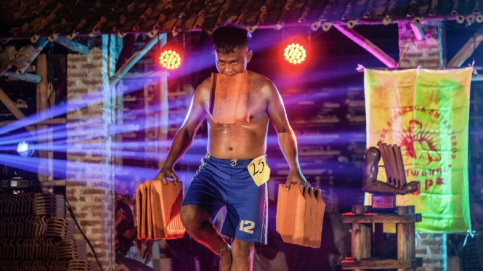 En Indonésie, un concours de culturisme pour sauver les producteurs de tuiles