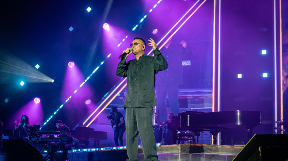 In 10mila per il debutto di Gigi D'Alessio davanti alla Reggia di Caserta