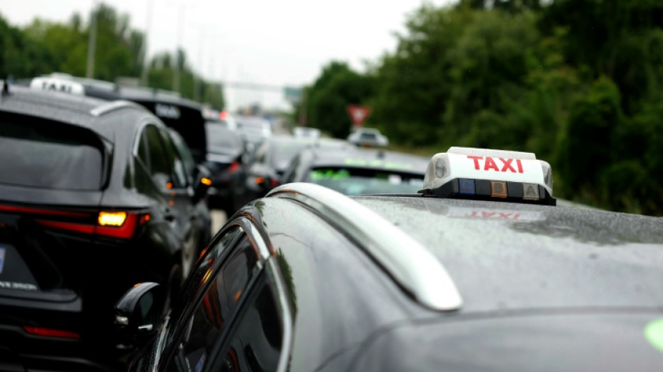 La mobilisation des taxis prolongée jusqu'à samedi à Paris et à Pau