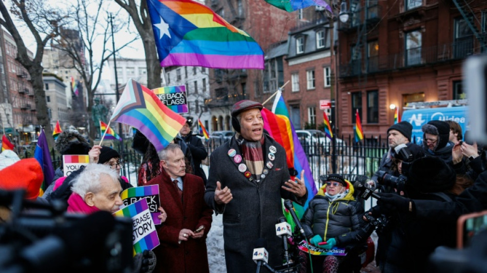 Emp&ouml;rung &uuml;ber Entfernung von Regenbogenflagge von Stonewell-Monument in New York