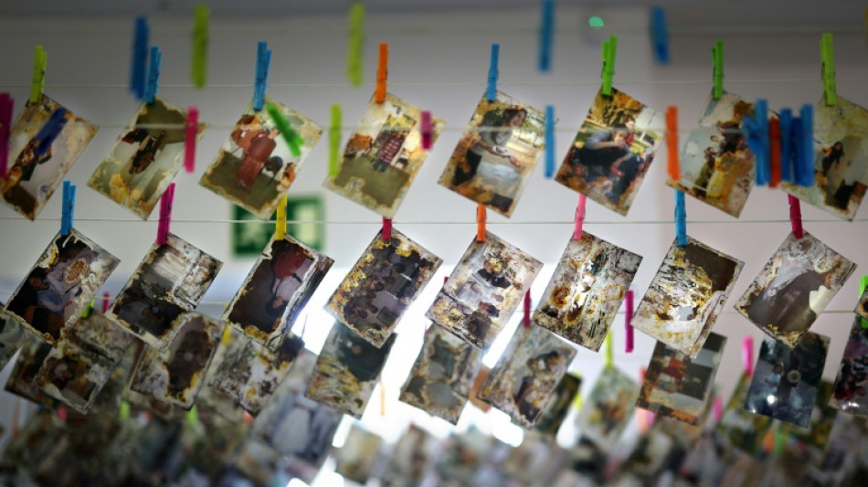 Après les inondations de Valence, des milliers de photos sauvées de la boue