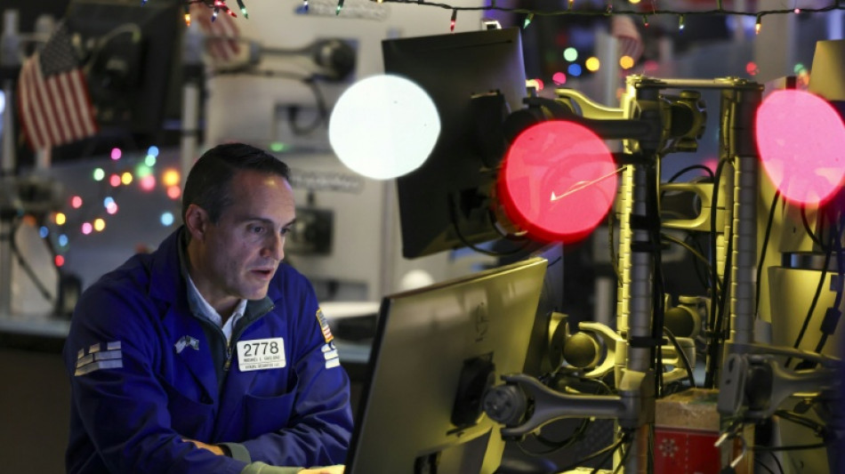 Wall Street cl&ocirc;ture dans le rouge, s'inqui&egrave;te de la tech
