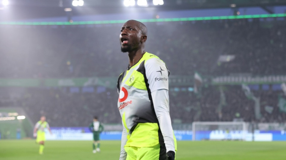 Dortmund vence no fim na visita ao Wolfsburg (2-1) e fica a 3 pontos do l&iacute;der Bayern