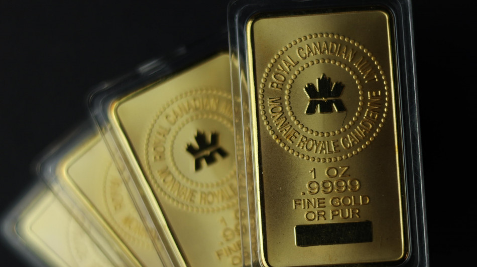 Oro in lieve calo, a 4.525 dollari l'oncia