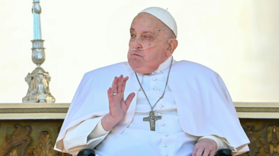 Le pape, convalescent, fait une apparition surprise place Saint-Pierre