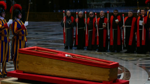 Les catholiques affluent à la basilique Saint-Pierre pour un hommage au pape
