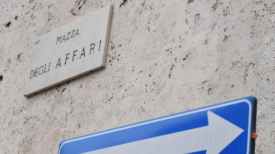 Borsa: Milano chiude a -1,59%, crolla Ferrari, sprint Buzzi