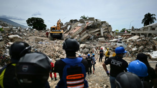 Equipes de resgate lutam para retirar venezuelano dos escombros sete dias ap&oacute;s terremotos