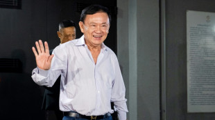Thaïlande: Thaksin quitte le pays quelques heures avant un vote clé au Parlement 