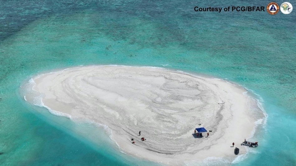 China afirma que desembarcó en un islote disputado cerca de un puesto militar filipino