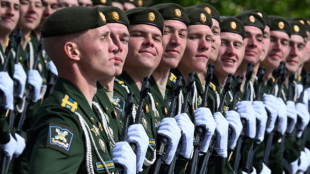 Putin rinde homenaje a los soldados rusos en Ucrania en un multitudinario desfile por el Día de la Victoria