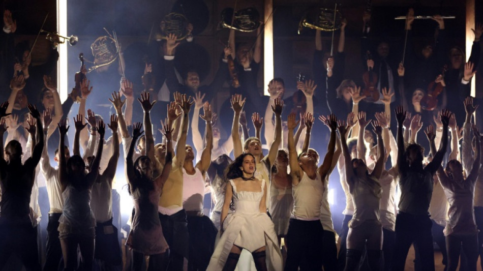 Rosal&iacute;a trae su "Lux" monumental al escenario en el inicio de su gira mundial en Francia
